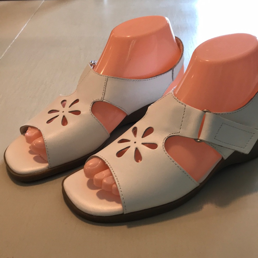 New without box sz 7W Dr Scholls white sandels
